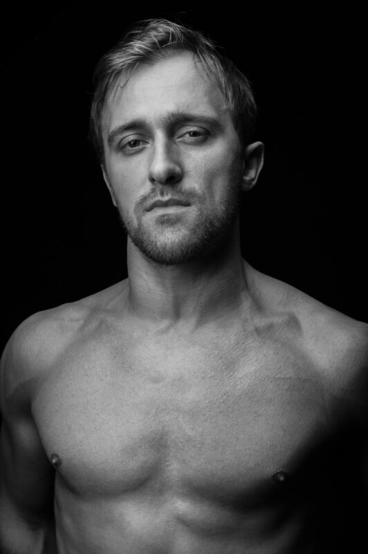 męski portret w studio